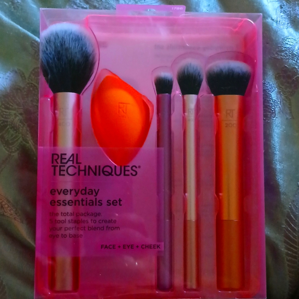 Real Techniques Everyday Essentials Kit Face Cheek And Eye!!